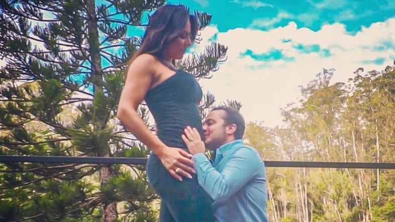 Mulher de Thammy Miranda mostra barrigão de gravidez: 'Falta pouco'