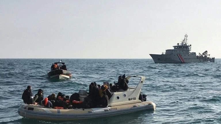 Reino Unido intercepta 86 migrantes que atravessaram o Canal da Mancha