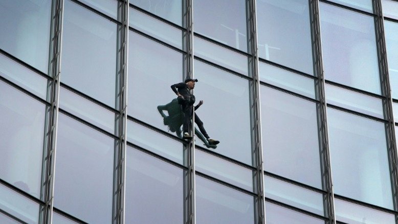 'Homem-aranha' francês é preso após escalar prédio em Frankfurt