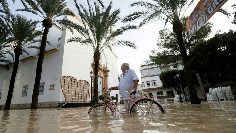 Centenas de pessoas são evacuadas por inundações na Espanha