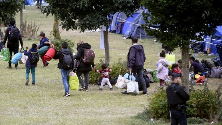 França desaloja acampamento de migrantes no norte do país