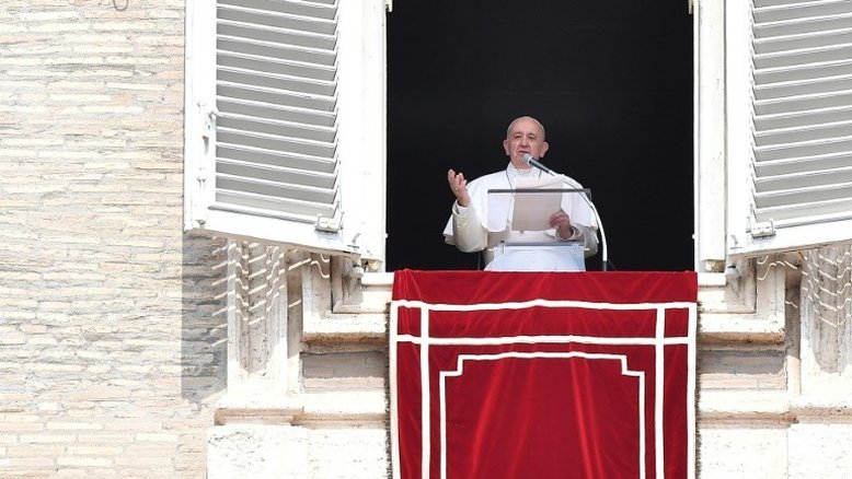 Papa Francisco resgatado por bombeiros depois de ficar preso em elevador