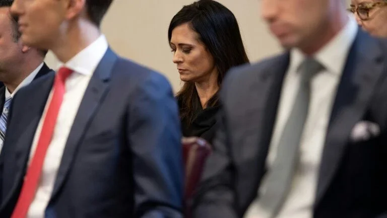 Casa Branca afirma que resistirá à "histeria" dos democratas por relatório de denunciante