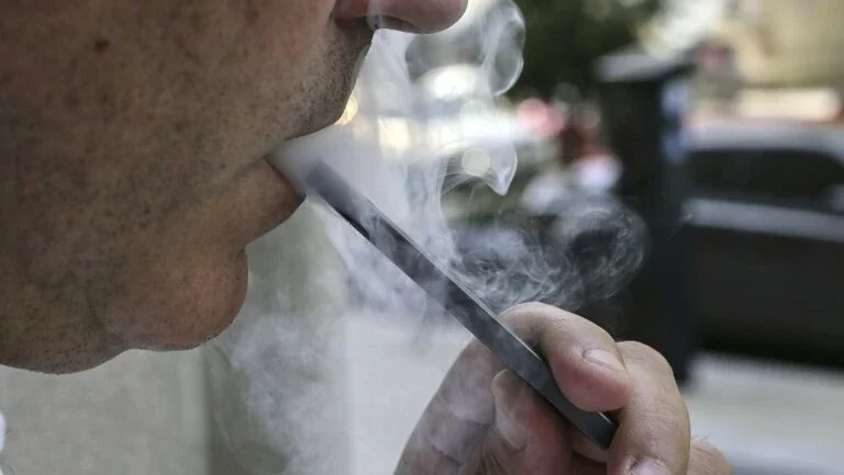Massachusetts proíbe cigarros eletrônicos