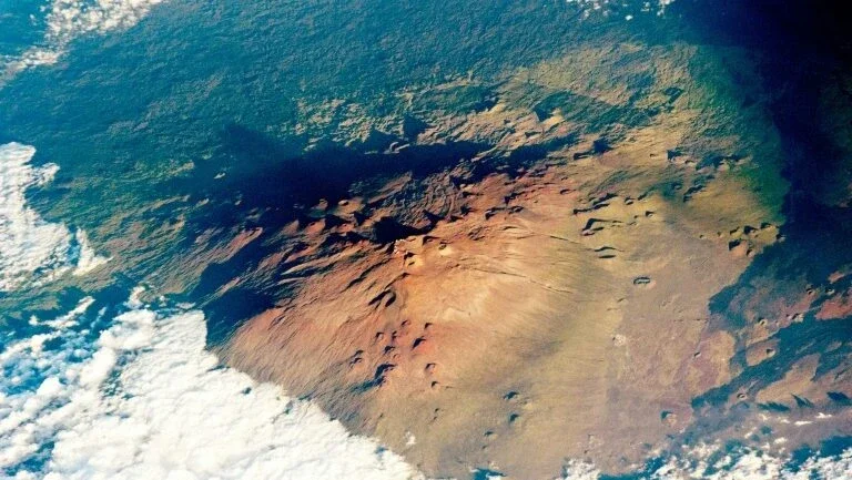 Havaí tenta construir telescópio sobre vulcão sagrado, mas enfrenta protestos