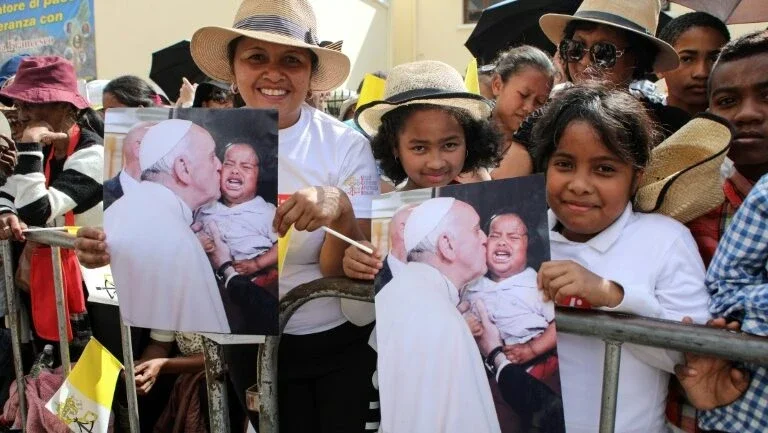 Em missa em Madagascar, Papa ataca 