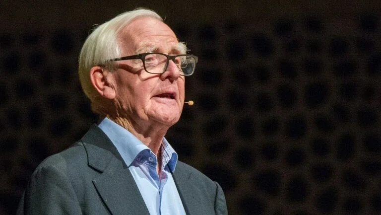 John Le Carré chama premiê britânico de "porco ignorante" em novo romance