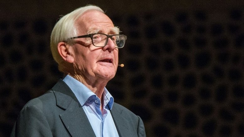 John Le Carré chama premiê britânico de "porco ignorante" em novo romance