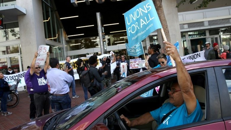 Califórnia sanciona lei que torna motoristas de Uber e Lyft funcionários