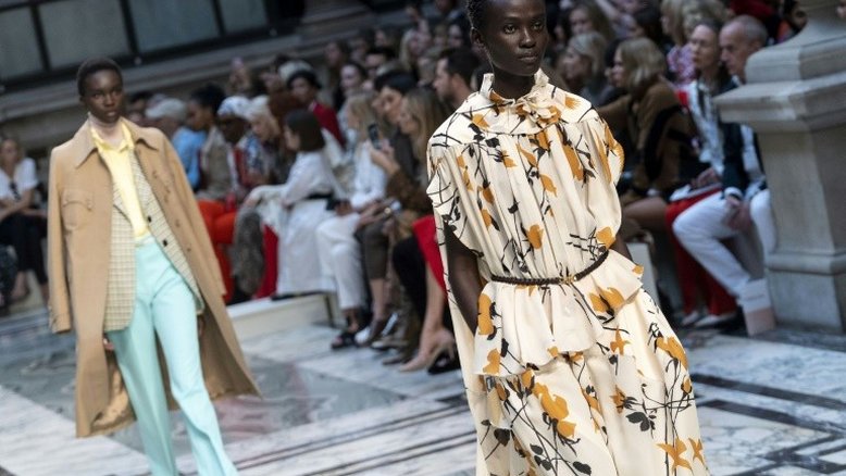 Victoria Beckham apresenta desfile no Foreign Office britânico