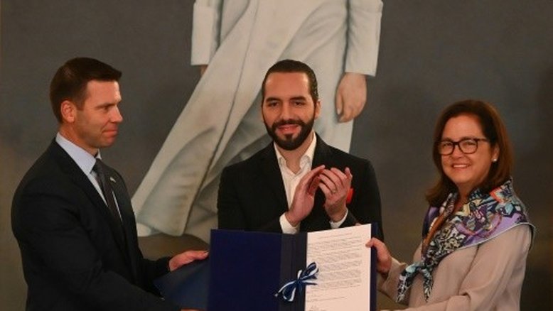 EUA e El Salvador assinam acordo sobre refúgio para conter migrações
