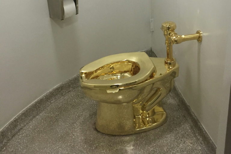 Vaso sanitário de ouro maciço é roubado de palácio no Reino Unido