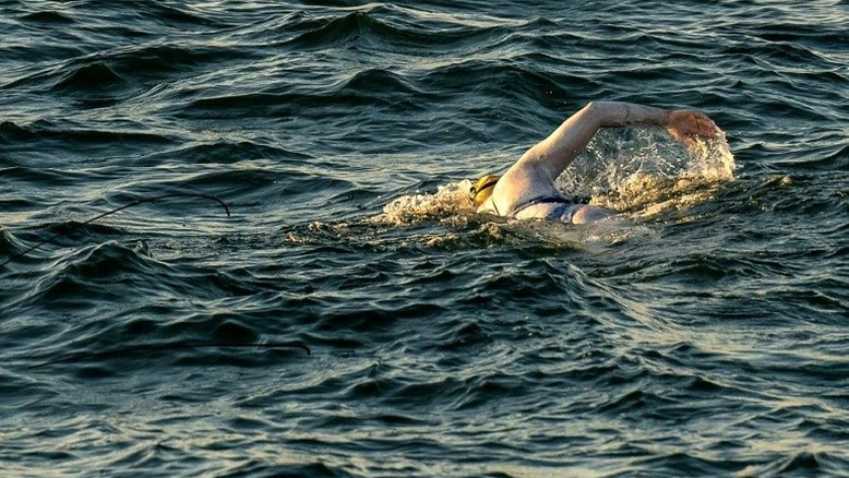 Americana atravessa Canal da Mancha quatro vezes a nado sem parar