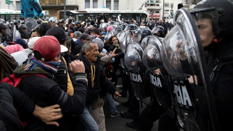 Manifestantes tomam principal avenida de Buenos Aires em protesto por crise