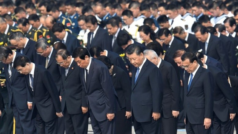 Xi Jinping homenageia Mao na véspera do aniversário da China comunista