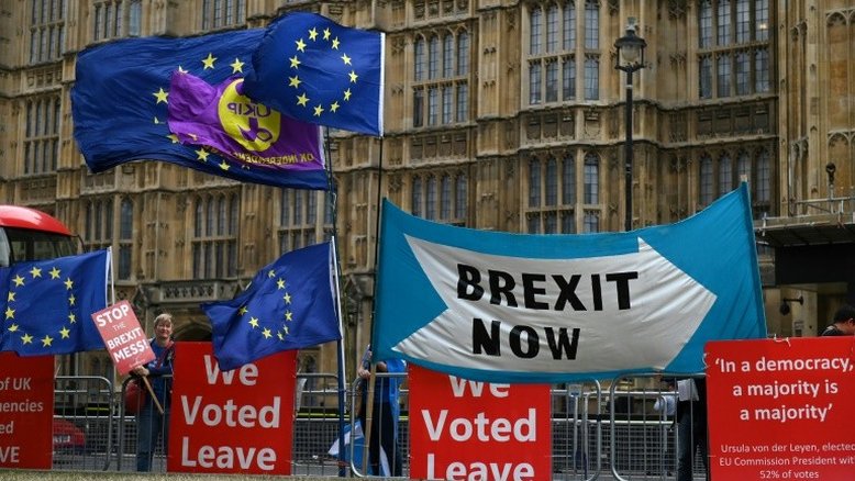 Deputados britânicos votam a favor de novo adiamento do Brexit