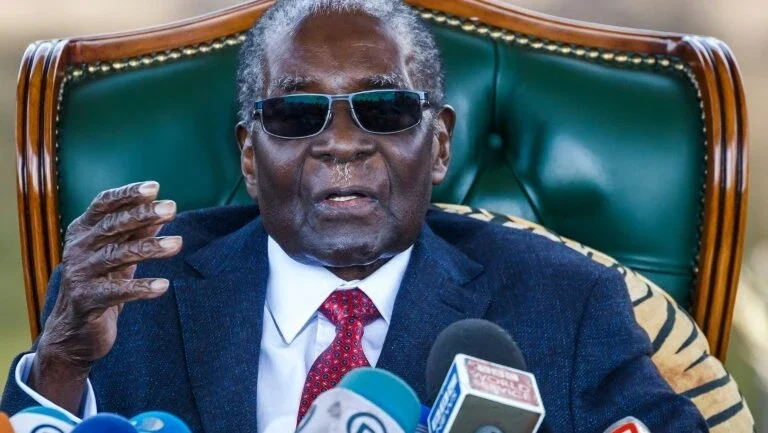 Robert Mugabe, ex-presidente do Zimbábue, morre aos 95 anos
