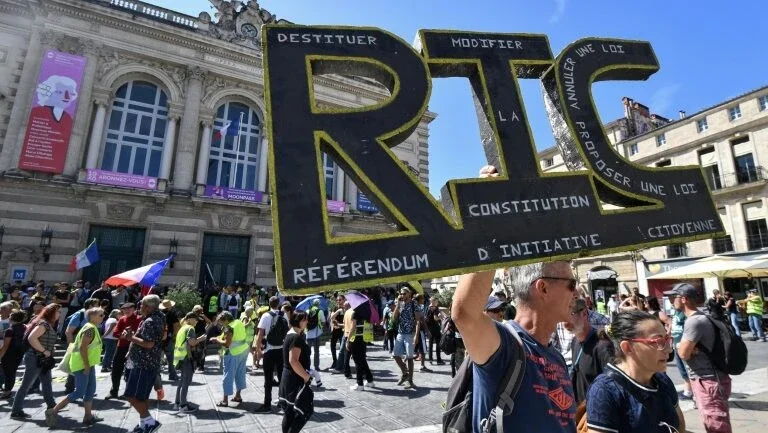 Milhares de "coletes amarelos" voltam a se manifestar na França