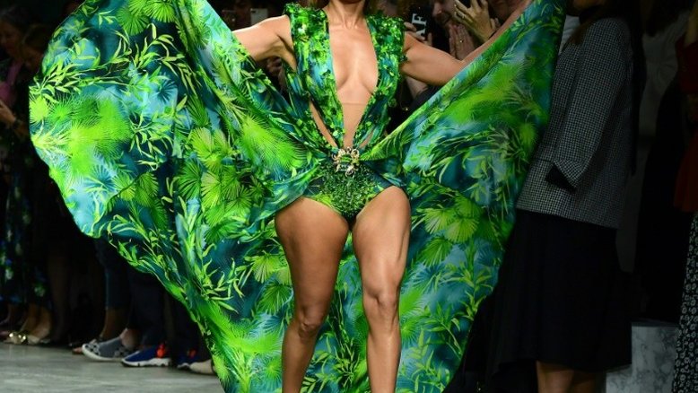 Amazônia é inspiração e Jennifer López causa sensação com Versace em Milão