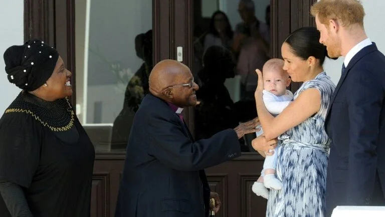 Príncipe Harry, Meghan e Archie encontram Desmond Tutu