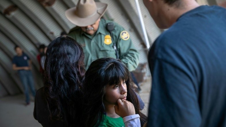 Corte bloqueia indefinidamente plano de Trump de deter menores migrantes
