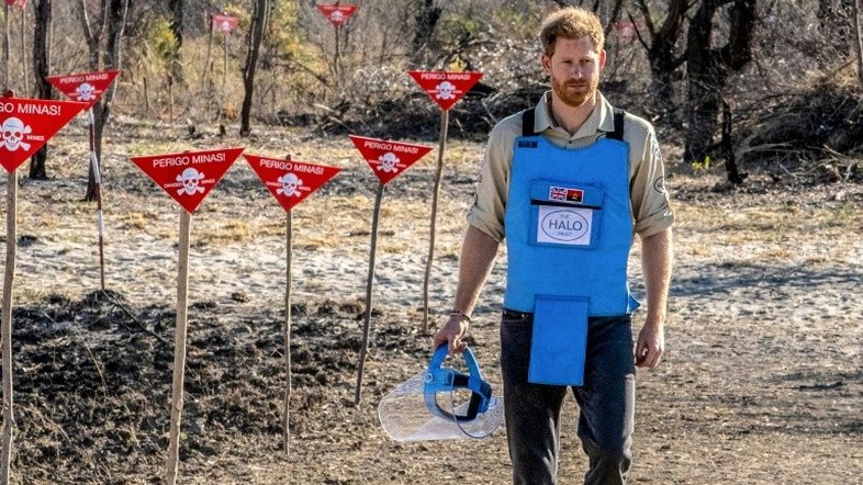 Príncipe Harry segue os passos da mãe caminhando por campo de minas em Angola