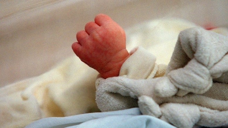 PR: Mulher é presa tentando levar bebê recém-nascido de maternidade