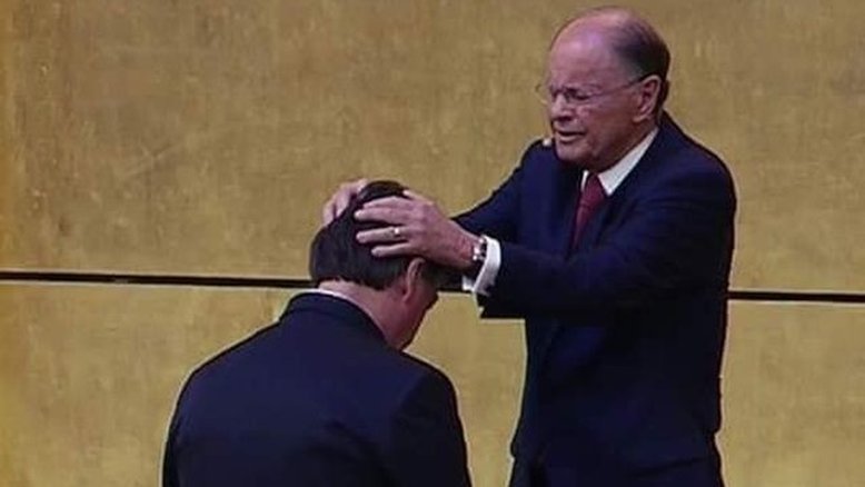 Bolsonaro recebe unção de Edir Macedo e bispo diz que presidente "vai arrebentar"