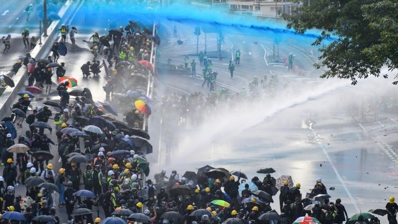 Violência em Hong Kong com gás lacrimogêneo e coquetéis molotov
