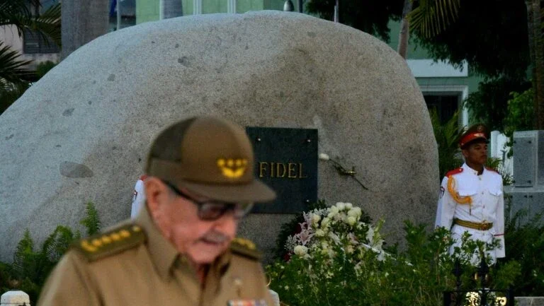 Estados Unidos impõem sanções a Raúl Castro e família