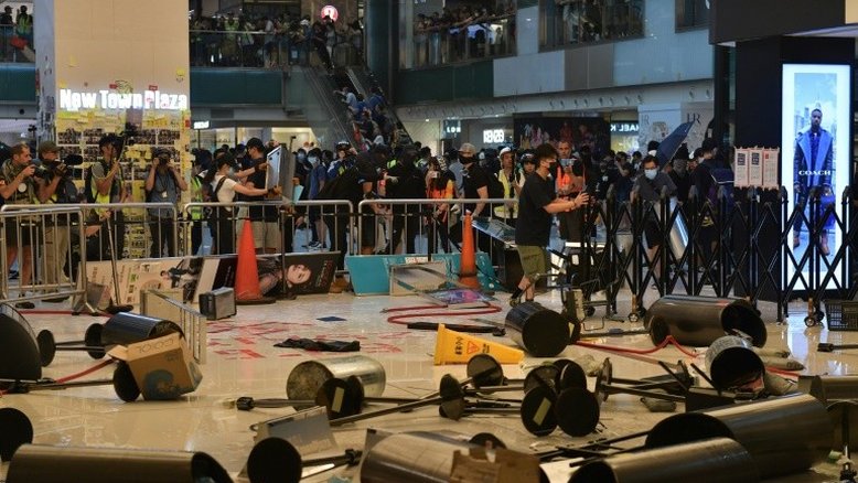 Manifestantes de Hong Kong ocupam centro comercial mas não chegam ao aeroporto