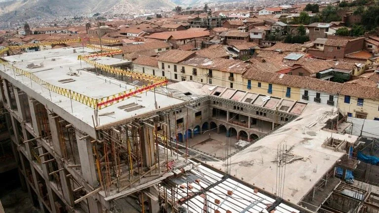 Justiça manda demolir hotel Sheraton em Cusco por destruir muros incas