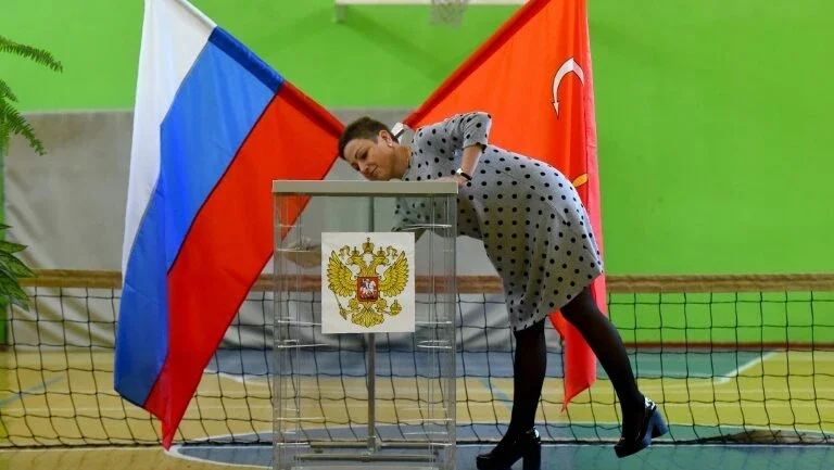 Russos votam em eleições locais, após campanha turbulenta