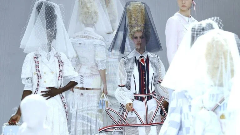 Paris Fashion Week se inspira no século 18