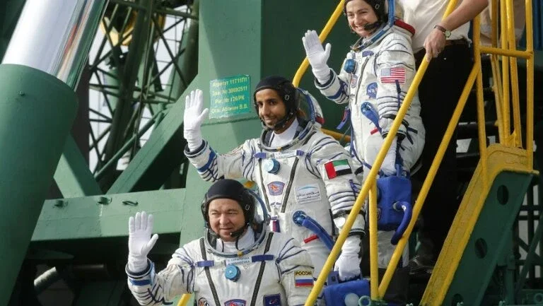 Três astronautas decolam rumo à ISS