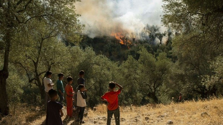 Incêndio e tumultos atingem superlotado acampamento de migrantes na Grécia