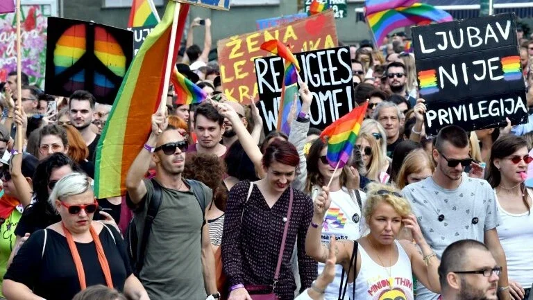 Primeira parada do Orgulho Gay em Sarajevo reúne mais de 2 mil