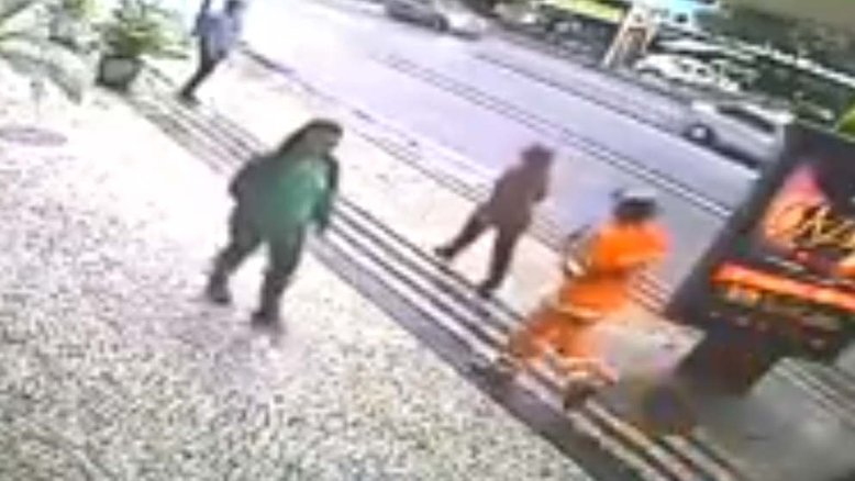 Vídeo: bandido vestido de gari assalta mulher em Copacabana