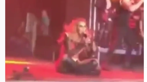 Vídeo: Joelma cai no palco em show no Suriname