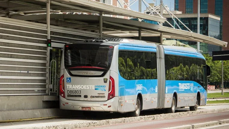 Ônibus circulam com frota reduzida e mercearias reabrem no RJ