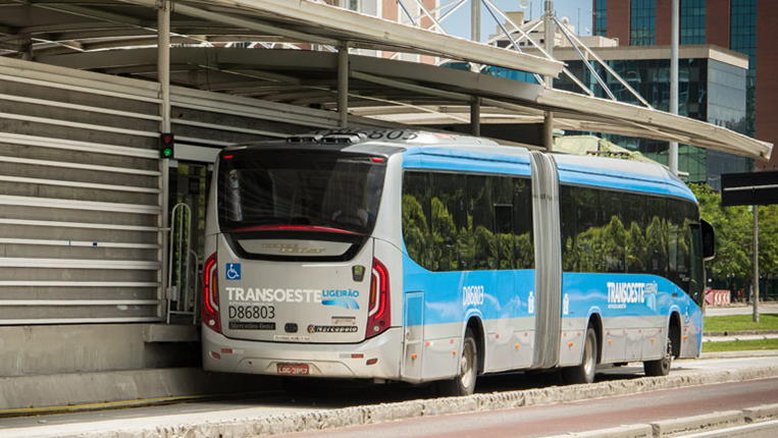 Ônibus circulam com frota reduzida e mercearias reabrem no RJ