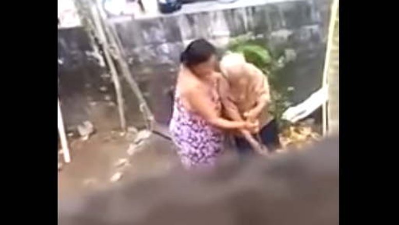 RN: Vizinho grava mulher agredindo mãe de 76 anos com um pedaço de pau