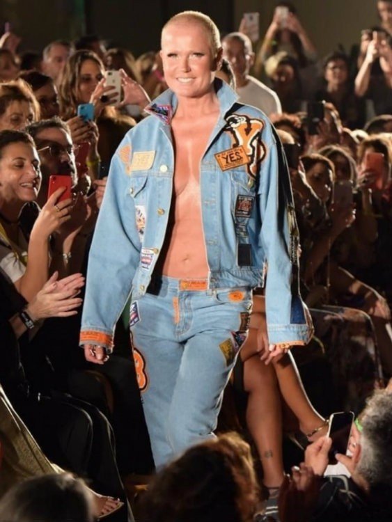 Xuxa desfila sem blusa e faz bonito 2 Xuxa desfila sem blusa e faz bonito
