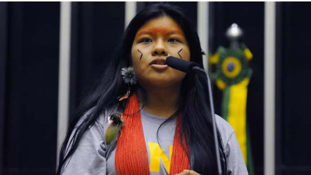 Quem é Ysani Kalapalo, a indígena youtuber aliada de Bolsonaro