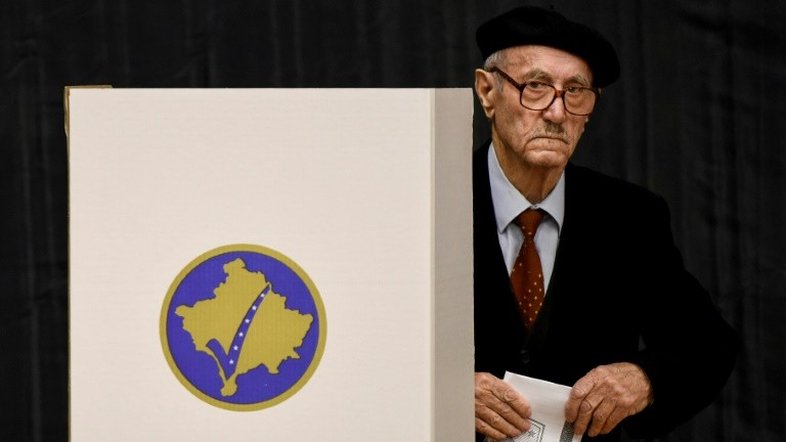 Oposição vence eleições legislativas no Kosovo