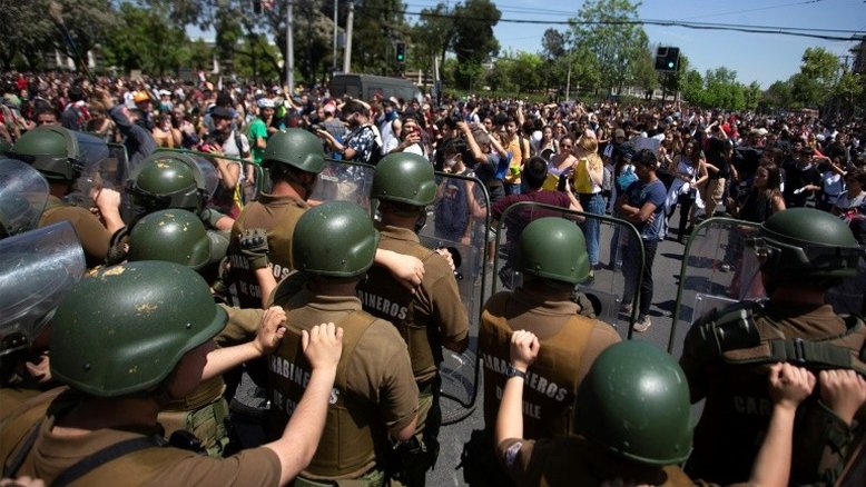 Exército anuncia toque de recolher pelo quarto dia consecutivo em Santiago por protestos