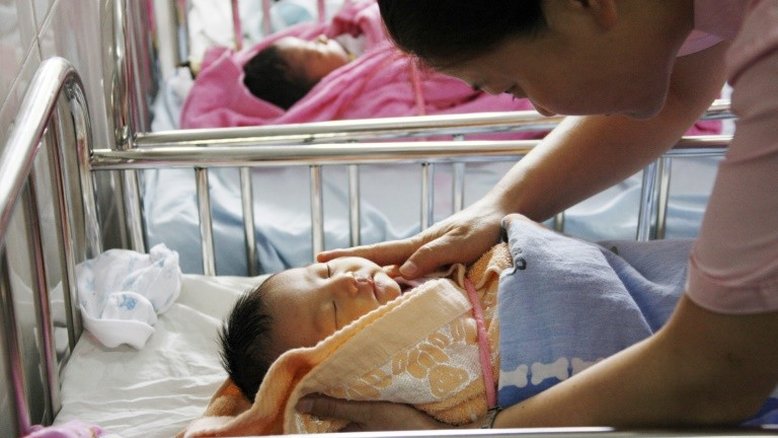 Aos 67 anos, mulher se torna a 'mãe mais velha' da China