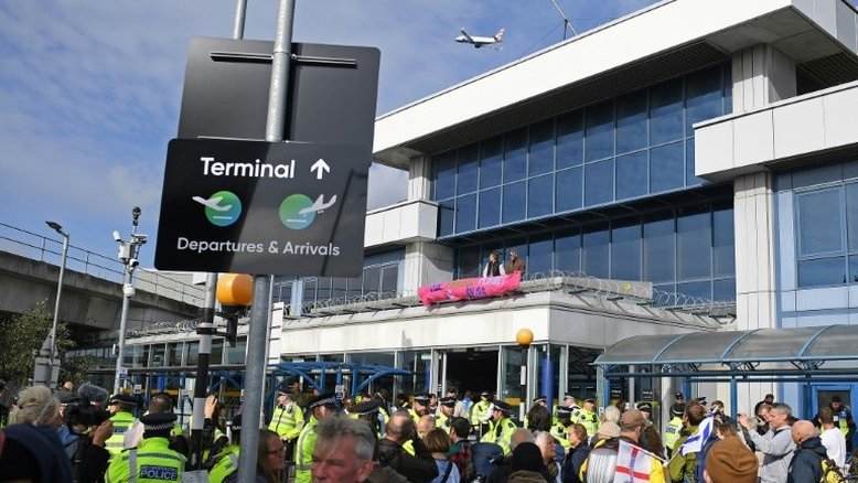 Ecologistas do Extinction Rebellion ocupam um aeroporto de Londres