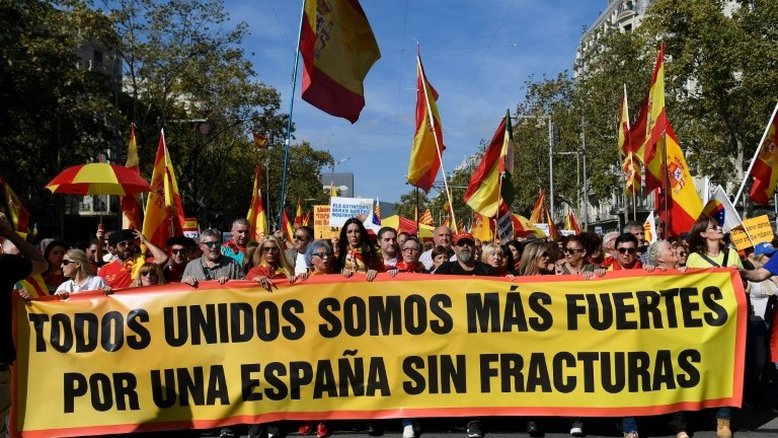 Antisseparatistas protestam após violência na Catalunha