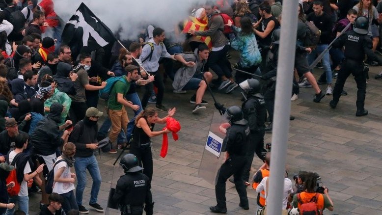 Madri denuncia 'violência generalizada' em protestos na Catalunha